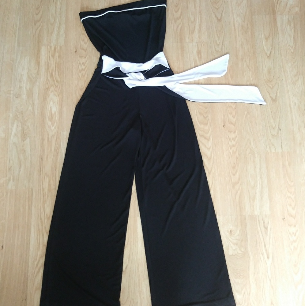 ✨SOLD✨Wide leg Black & White jump suit